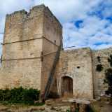 Poco distante � la quadrangolare Torre Gattamanza, del secolo XI o XII, parte �esploratoria� a due piani del casino dello stesso nome rimaneggiato tra il Seicento e il Settecento probabilmente dalla nobile famiglia Lepore